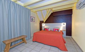 Village Creole tesisinde bir odada yatak veya yataklar