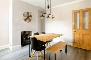Μια τηλεόραση ή/και κέντρο ψυχαγωγίας στο Entire Property in Hoole, Chester- walking distance to train station & city centre