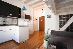 Majoituspaikan Cozy Apartment near Navigli keittiö tai keittotila