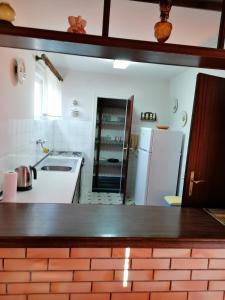 una cucina con piano di lavoro e frigorifero di Guesthouse Butković a Punat