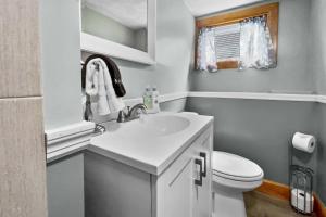 Suite at House of L في تشيلسي: حمام مع حوض أبيض ومرحاض