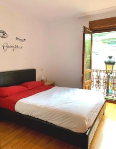 ein Schlafzimmer mit einem Bett und einem großen Fenster in der Unterkunft FANTASTICO APARTAMENTO EN RIBADEO in Ribadeo
