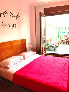 - une chambre avec un grand lit et une couverture rouge dans l'établissement FANTASTICO APARTAMENTO EN RIBADEO, à Ribadeo