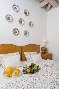 ein Teller mit Essen auf einem Bett mit Platten an der Wand in der Unterkunft Erdős Vendégház Pécsely in Pécsely