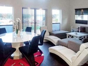 ストレムスタードにある8 person holiday home in STRÖMSTADの白いテーブルと椅子のあるリビングルーム