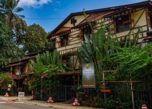 un bâtiment avec un panneau devant lui dans l'établissement Boutique Hotel Pavillon, à Abidjan