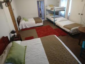 En eller flere senge i et værelse på Hotel de la Avenida