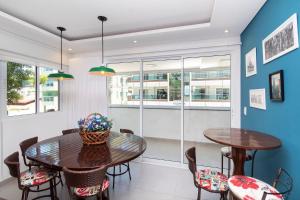 comedor con mesa y sillas en Aluguel Apartamento 2 quartos s/1 suíte | Bombas/SC, en Bombinhas