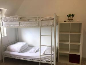 מיטה או מיטות קומותיים בחדר ב-Chez Benjamin & Samantha - Les Portes du Château
