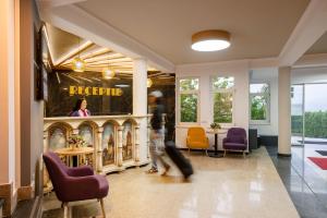 Mercure Medias Binderbubi Hotel And Spa的休息区