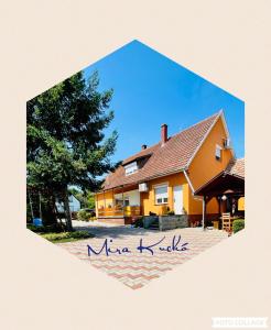 una casa con la palabra Minekle escrita delante de ella en Mira Kuckó en Öreglak