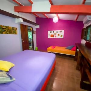 Un pat sau paturi într-o cameră la Macondo Hostel