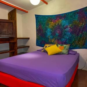 Un pat sau paturi într-o cameră la Macondo Hostel