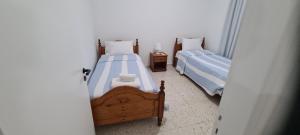 two twin beds in a room withthritisthritisthritisthritisthritisthritisthritisthritisthritis at Latchi Area Apartments in Lachi