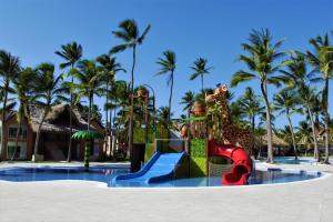 un parque infantil en un complejo con tobogán en Tropical Deluxe Princess - All Inclusive en Punta Cana