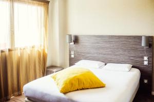 Llit o llits en una habitació de Kyriad Auray