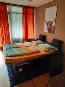una camera da letto con un letto con una testiera di toro sul muro di Appartement am Ossiachersee a Villach