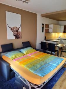 una camera da letto con un letto con una foto di un toro appesa alla parete di Appartement am Ossiachersee a Villach