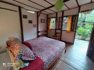 Un pat sau paturi într-o cameră la Macondo Hostel