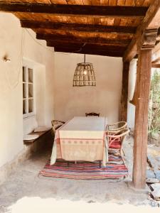 uma sala de jantar com uma mesa e um lustre em LA MALINCHE em Segóvia