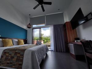 Postel nebo postele na pokoji v ubytování La Fortuna Lodge by Treebu Hotels