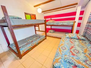 Un pat sau paturi într-o cameră la Macondo Hostel