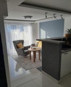 Χώρος καθιστικού στο Lovely 2-Bed Apartment in Coventry