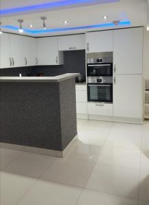 Η κουζίνα ή μικρή κουζίνα στο Lovely 2-Bed Apartment in Coventry