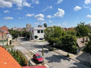 an aerial view of a parking lot with a red car at Apartmani Gacic- Sabac in Šabac