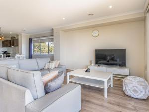sala de estar con 2 sofás y TV en 21 Peninsula View en Cowes