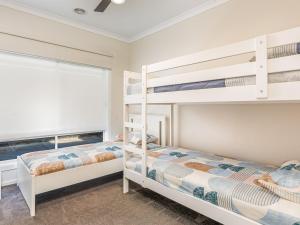 deux lits superposés dans une chambre avec fenêtre dans l'établissement 21 Peninsula View, à Cowes