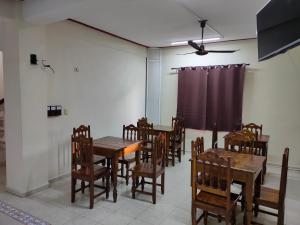 une salle à manger avec des tables et des chaises en bois dans l'établissement HOTEL CASA VEINTITRES, à Ciudad del Carmen
