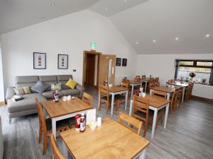 ein Restaurant mit Tischen und Stühlen und einer Couch in der Unterkunft All Seasons in Portrush