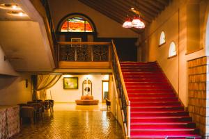 eine Treppe in einer Kirche mit Buntglasfenster in der Unterkunft Senri Hankyu Hotel Osaka in Toyonaka