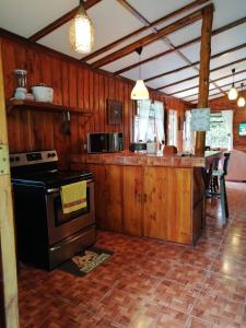 a kitchen with a stove and a counter top at Casa de campo Perlas del Río in Cartago