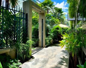 una porta aperta in un giardino con piante di Indra Hotel a Phnom Penh