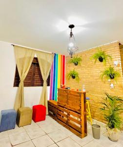 Posezení v ubytování Pousada São Jorge 1 MIN A PÉ DA PRAIA Casa de família, simples e aconchegante, Na Av principal da praia café disponível até 12hs cozinha completa e churrasqueira disponível para uso ar cond das 20hs as 8 30