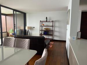 un salon avec un canapé et une table dans l'établissement Alojamiento en La Puntilla de Villarrica, à Villarrica