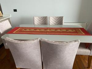 - une table avec deux chaises et une table avec un tapis dans l'établissement Alojamiento en La Puntilla de Villarrica, à Villarrica