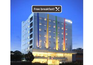 un edificio con un cartello per la colazione gratuito sopra di Amaris Hotel Serpong Tangerang a Serpong