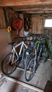 a group of bikes parked in a cabin at Senja Skaland in Melkarhola +22 photos