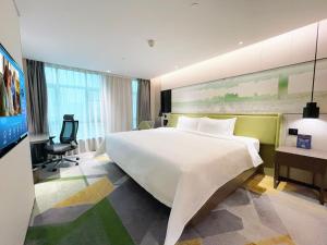 Кровать или кровати в номере Hampton by Hilton Guangzhou Tianhe Sports Center-Free Shuttle Bus to Exhibition During Canton Fair Period