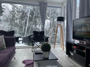 En tv och/eller ett underhållningssystem på Casa moderna en el bosque y montaña