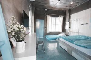 Postel nebo postele na pokoji v ubytování Chanchalay Hip Hostel SHA Extra Plus