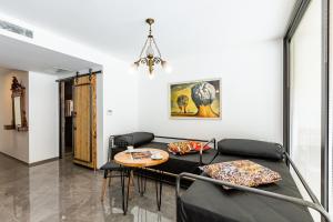 sala de estar con sofá y mesa en Villa Pera Suite Hotel, en Estambul