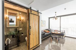 sala de estar con 1 cama, 1 mesa y 1 habitación en Villa Pera Suite Hotel, en Estambul
