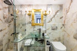 bagno con lavabo in vetro e servizi igienici di Villa Pera Suite Hotel a Istanbul Altre 225 foto