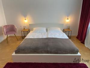 Tempat tidur dalam kamar di ArtHome Luxury 4 Room Apartment close Metzingen