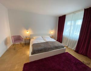 Tempat tidur dalam kamar di ArtHome Luxury 4 Room Apartment close Metzingen