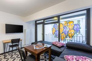 un soggiorno con un divano e un quadro sul muro di Villa Pera Suite Hotel a Istanbul